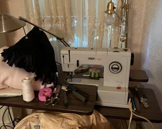 Pfaff 1222 Sewing Machine 