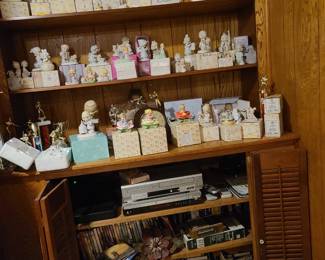 Awesome Precious 
Moments Figurine Collection !! Boxes & paperwork on each..lots of different PM items as well..