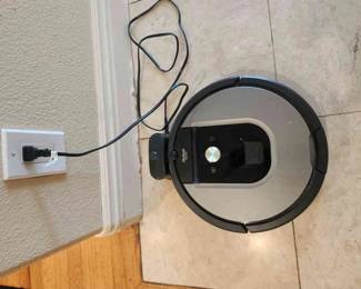 004 iRobot Roomba Vacuum