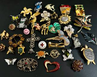 Assorted Costume Jewelry: Pins/Brooches