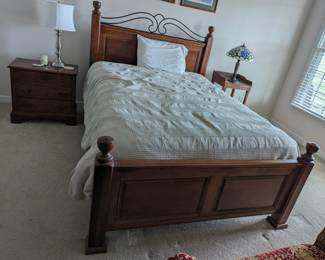 Furniture: Queen Bed