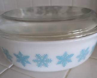 Vintage Pyrex Dish w/ Lid: Turquoise Snowflake