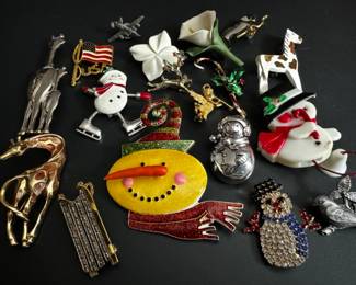 Assorted Costume Jewelry: Pins/Brooches