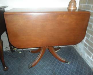 Drop leaf table