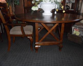 Round dining table with 4 Chairs