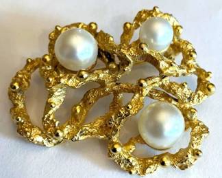 Gold tone Pin with Pearls
