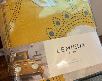 Lots of beautiful Bedding new