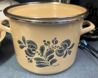Pfaltzgraff Folk Art stew pot