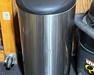 Pedal control lid trash can