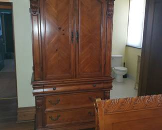 Arched cupboard/chest of drawers