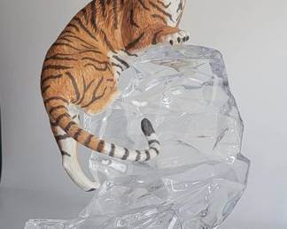 FRANKLIN MINT SIBERIAN TIGER PORCELAIN ON LEAD CRYSTAL SCULPTURE FIGURINE NATIONAL WILDLIFE FEDERATION - The tail has been repaired