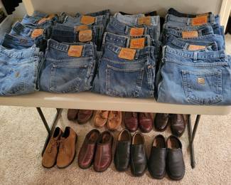 There are over 25 pairs of Men's Levi's in this ale!