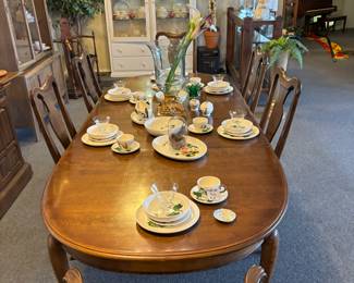Ethan Allen Dining Table 6 chairs 2 leaves