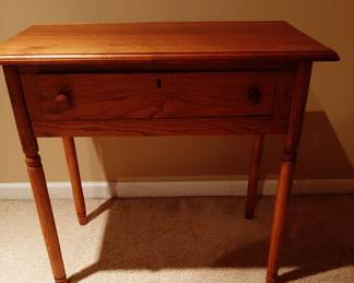 Really cute small end table. Light weight. Very good condition.