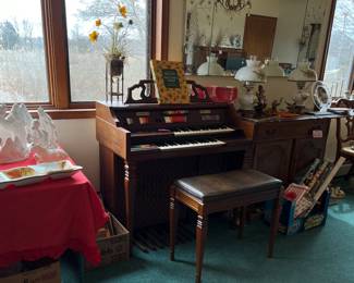 Kimball Organ – Swinger 300 w/Bench, Nativity Set
