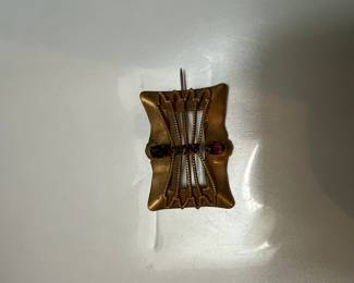 Pin with amethyst stones