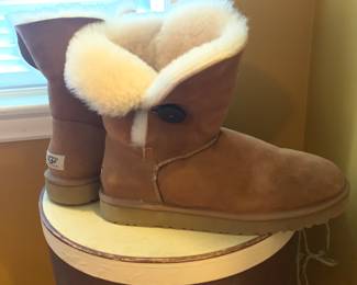 Ugg Bailey Button, size 10