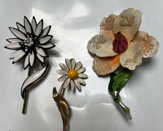 Pretty flower pins