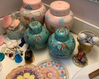 Assorted porcelain items