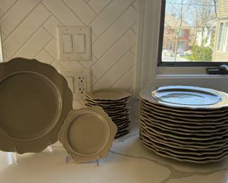 Set of 16 Muriel Grateau Porcelain Dinner Plates