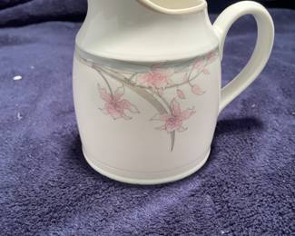 Royal Doulton Fresh Flowers creamer -$13
