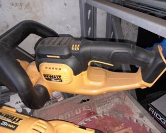 DeWalt 20V Max  Hedge Trimmer