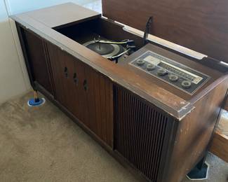 Vintage stereo console with vinyls. Needs work
