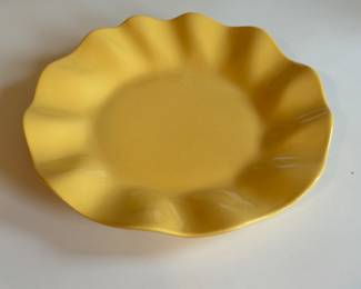 Set of 12 Yellow Fluted Rim Dinner Plates. 
