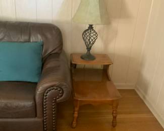 End table matches coffee table, 2 matching lamps