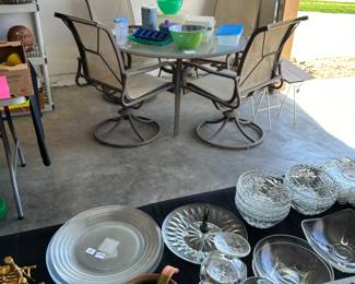 PATIO TABLE WITH 4 CHAIRS