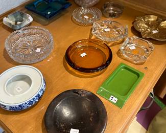 LARGE SELECTION OF ASHTRAYS