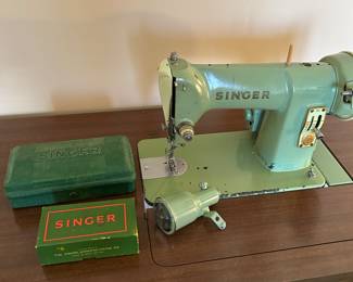 MID CENTURY SINGER SEWING MACHINE