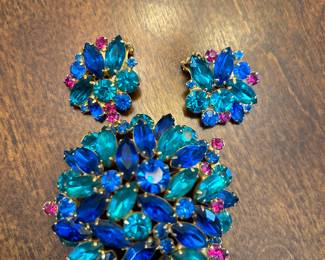 BLUE LUSH CLUSTER BROOCH WITH EARRINGS