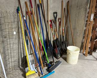 GARDEN & HOUSEHOLD TOOLS, SHOVELS ETC
