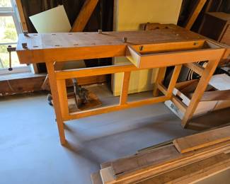 Lervad work Bench with Dogs