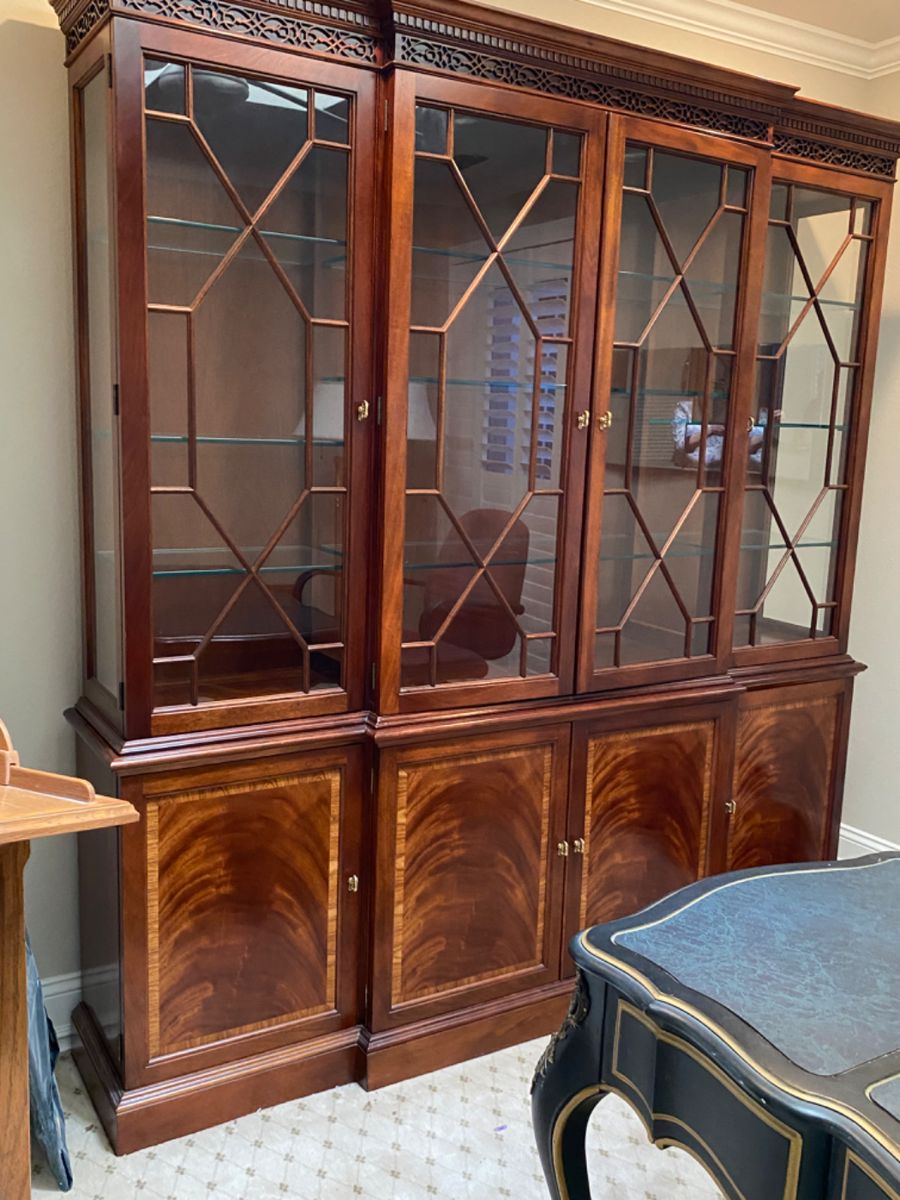 Stickley Traditional Styled China Cabinet with Lighted Display Shelves. 