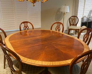 Henredon Dining Table. Fabulous Round/Oval inlaid pedestal table