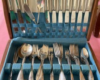 Oneida Community 1946 Queen Bess II Tudor Flatware Set with Case