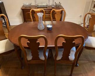 Thomasville Carlton Hall oval dining table with 6 chairs and one large leaf and pads. Very good condition...Set 250 on Sunday