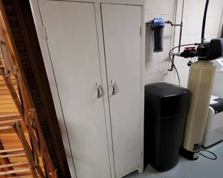 Metal cabinet 