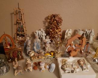 Nativity Scenes & Christmas Figurines