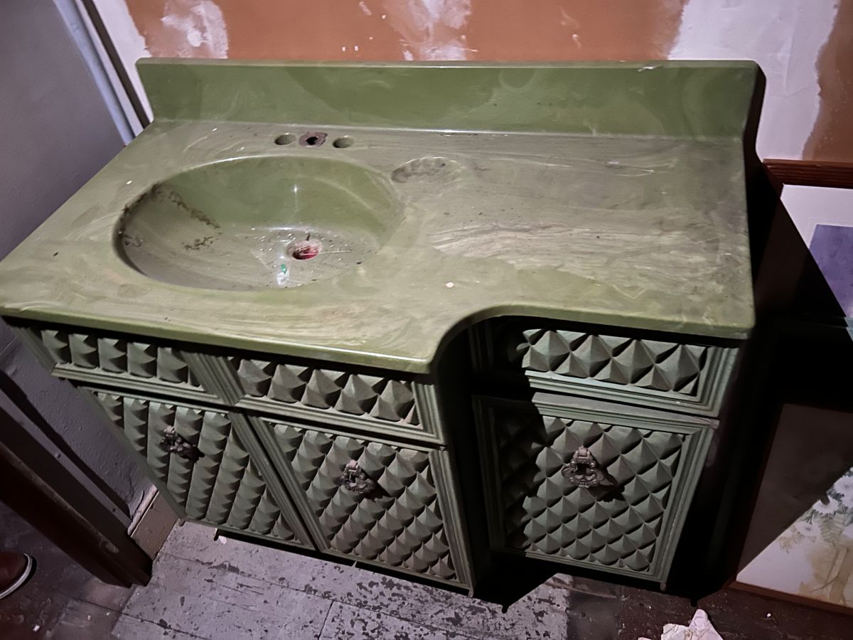 Mid,Century bathroom vanity in AMAZING AVOCADO!!!!!🥑 
