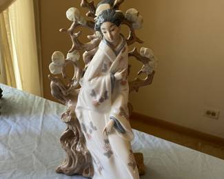 Lladro "Geisha" figurine (no fan)