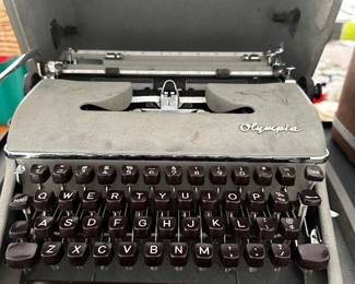 Excellent Antique Olympia Typewriter in Metal case! 