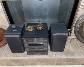 Stereo with speakers