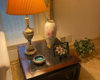 GORDONS FINE FURNITURE ASIAN STYLE END TABLE W/STONE TOP AND PAIR OF STIFLE LAMPS