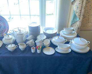 SERVICE FOR 12 WITH MANY SERVING PCS 170 PC   BAVARIAN IVORY/GOLD CHINA SET