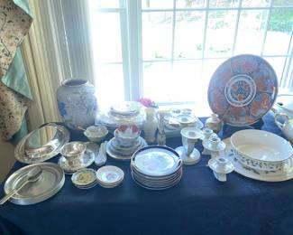 SERVICE FOR 12 WITH MANY SERVING PCS 170 PC   BAVARIAN IVORY/GOLD CHINA SET