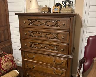 Antique chest of drawers 