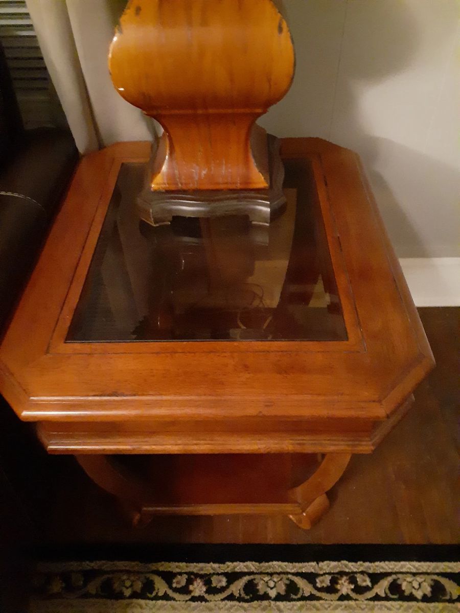 2 glass top coffee tables and lamps